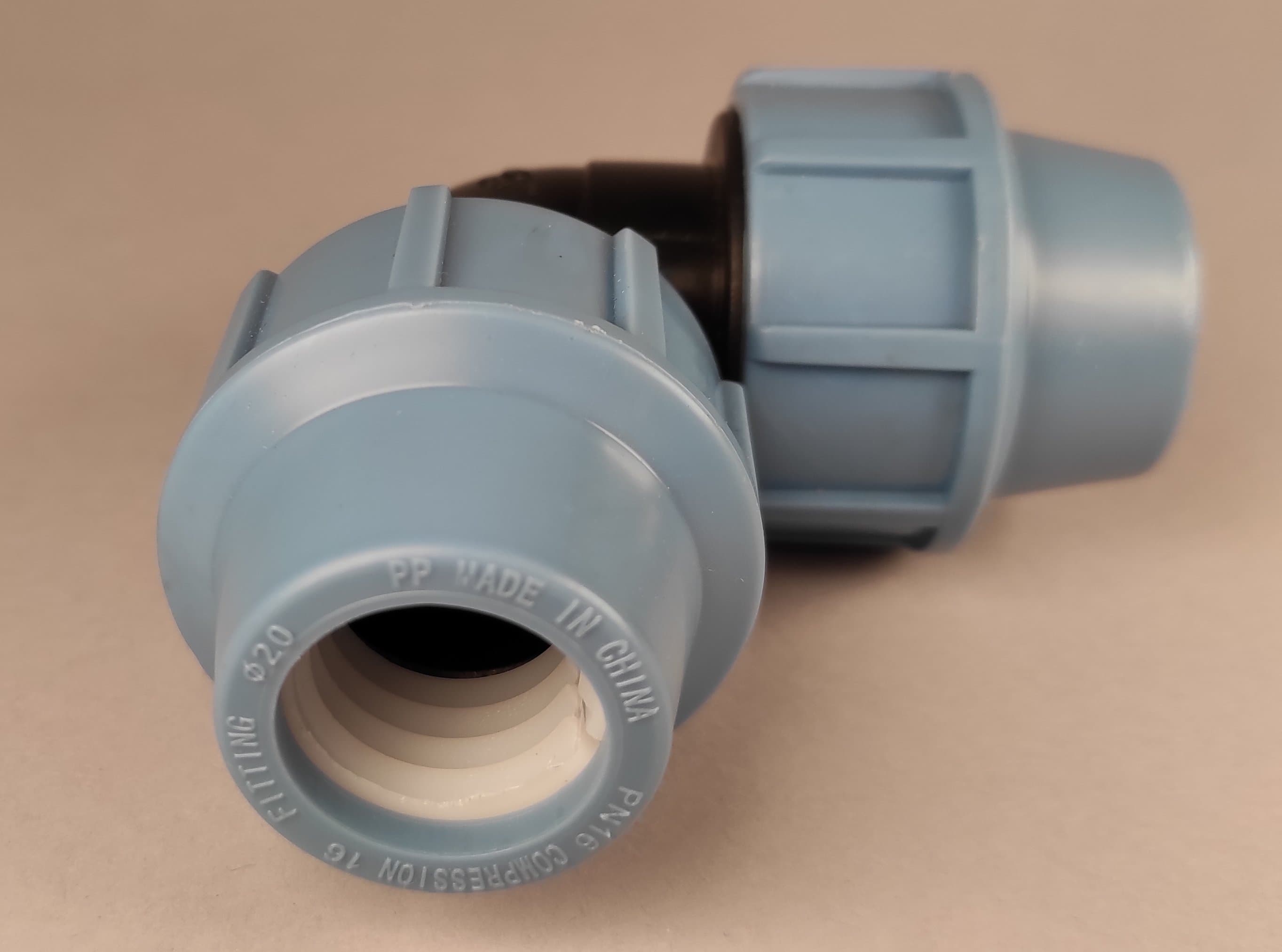 Plastová svěrná spojka - tvarovka koleno